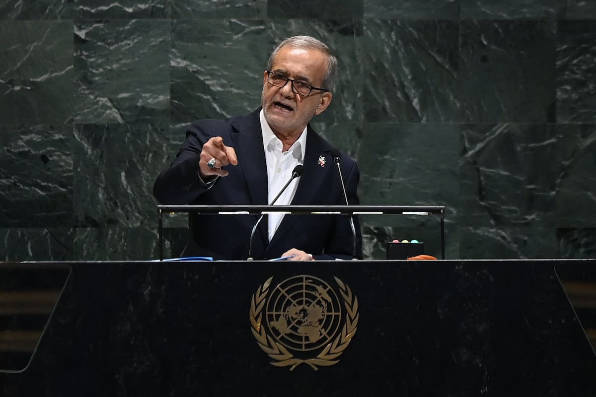 El presidente iraní, Masoud Pezeshkian, pronuncia un discurso durante el debate general del 80º período de sesiones de la Asamblea General de las Naciones Unidas, en la sede de la Organización de las Naciones Unidas, en Nueva York, el 24 de septiembre de 2025