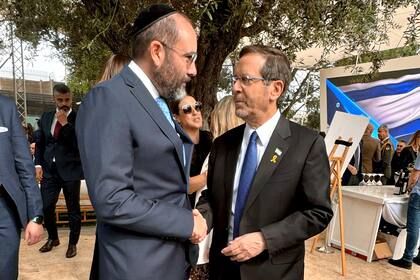 El presidente israelí Isaac Herzog, recibe el saludo del embajador argentino, Axel Wahnish, en la celebración dDía de la Independencia de ese paós