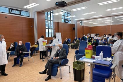 El presidente italiano, Sergio Mattarella, esperando en el centro de vacunación