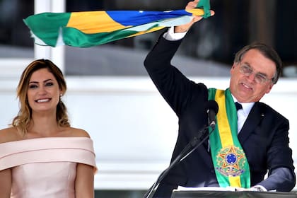 El presidente Jair Bolsonaro agita la bandera de Brasil durante su discurso