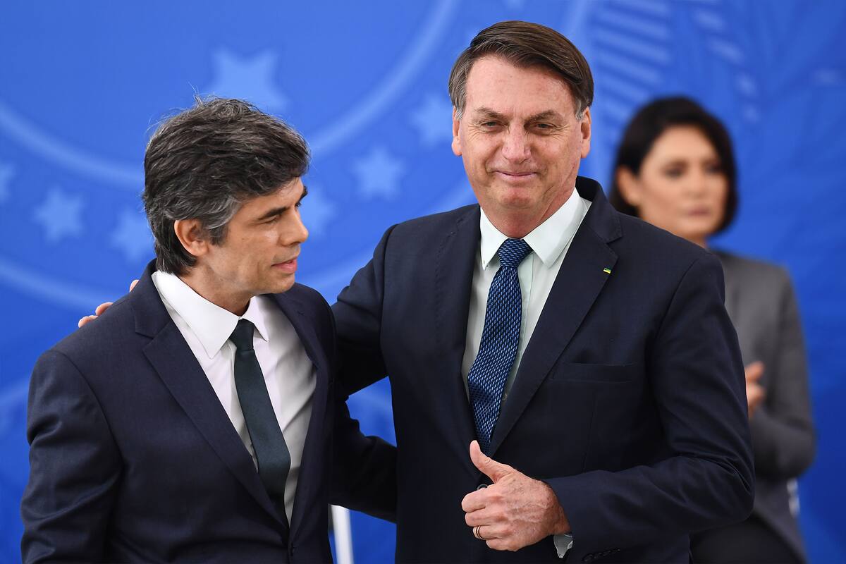 El presidente Jair Bolsonaro da la bienvenida al nuevo ministro de Salud Nelson Teich