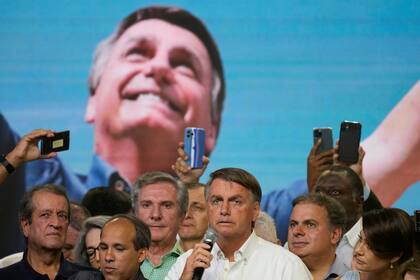 El presidente Jair Bolsonaro habla en un evento con integrantes de su Partido Liberal y simpatizantes, el domingo 27 de marzo de 2022, en Brasilia, Brasil. (AP Foto/Eraldo Peres)