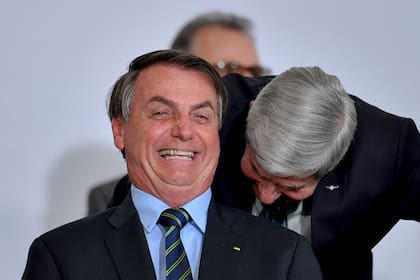 El presidente Jair Bolsonaro, junto a Augusto Heleno, uno de sus asesores; el gabinete que acompaña al presidente brasileño, decisivo en la crisis por el coronavirus