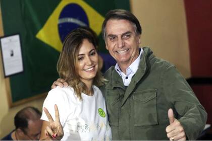 El expresidente Jair Bolsonaro junto a su mujer Michelle (Archivo)