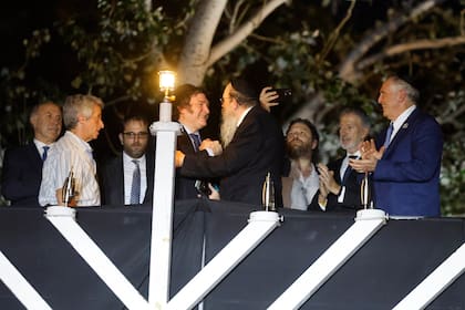 El presidente Javier Mile acompañado, entre otros, por el el juez de la Corte Suprema, Ricardo Lorenzetti; el embajador de Estados Unidos, Marc Stanley y autoridades de la comunidad judía local