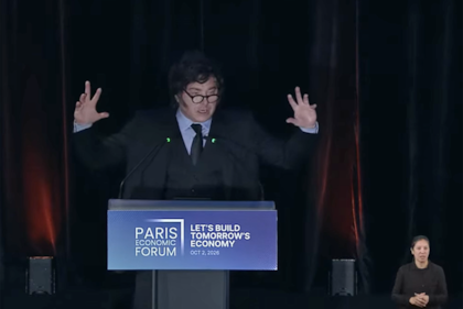 El presidente Javier Mile, en su discurso tras recibir el Premio del Foro Económico de París como "economista más influyente", en la capital francesa.