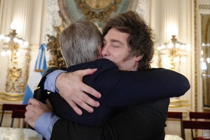 El presidente Javier Milei abrazado al ministro de Economía, Luis Caputo