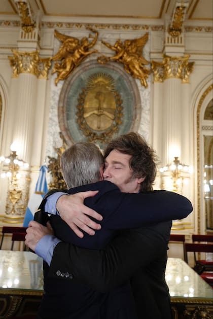 El presidente Javier Milei abrazado al ministro de Economía, Luis Caputo