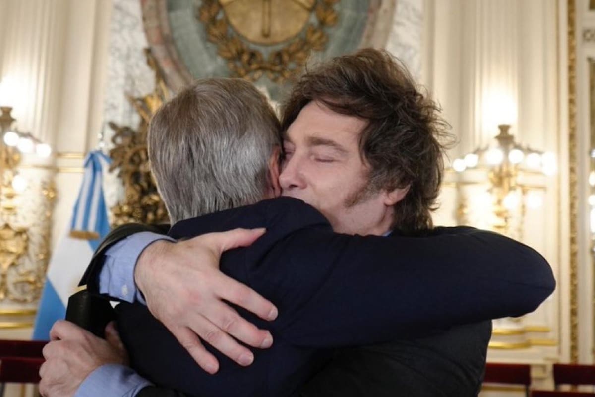El presidente Javier Milei abrazado al ministro de Economía, Luis Caputo