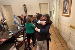 El presidente Javier Milei abrazó su asesor Santiago Caputo en la reunión de gabinete
