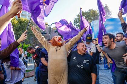 El presidente Javier Milei acompaña a Manuel Adorni en el barrio de Núñez durante una actividad proselitista previa a la elecciones porteñas para legislador.