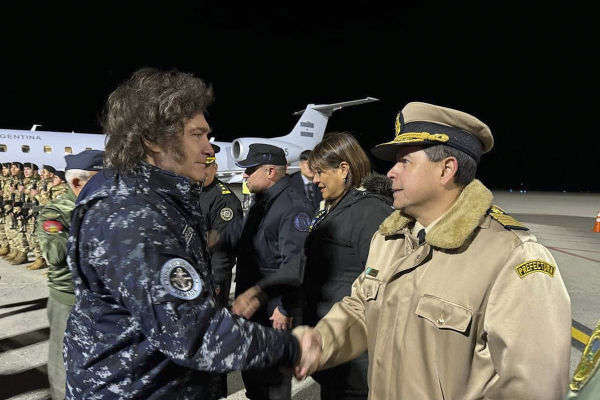 El presidente Javier Milei, al arribar en un vuelo de la Fuerzas Aérea al aeropuerto internacional de Ushuaia