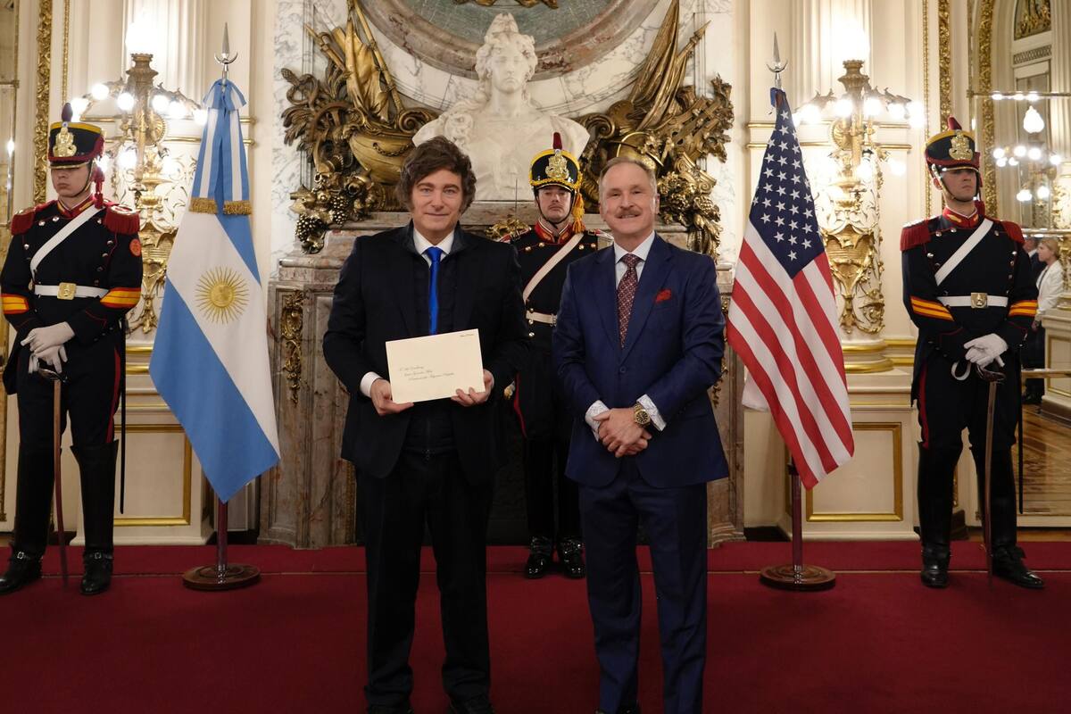 El presidente Javier Milei, al recibir las cartas credenciales del embajador de Estados Unidos, Peter Lamelas.