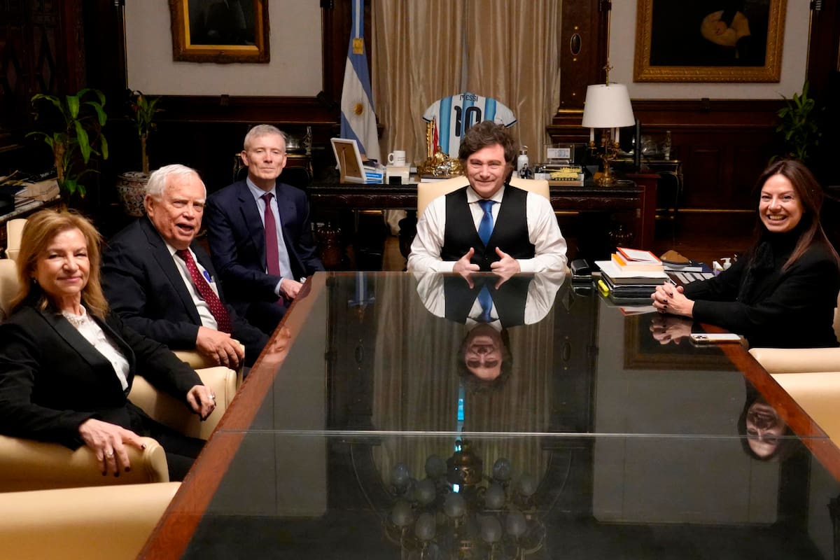 El presidente Javier Milei, antes de grabar el discurso para la cadena nacional, en su despacho junto a la ministra de Capital Humano, Sandra Pettovello; el premio Nobel de Economía, James Heckman, y con la rectora de UCEMA, Carola Pessino