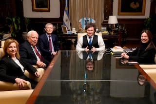 Milei volvió de Chile y grabó la cadena nacional por Malvinas acompañado por su Gabinete