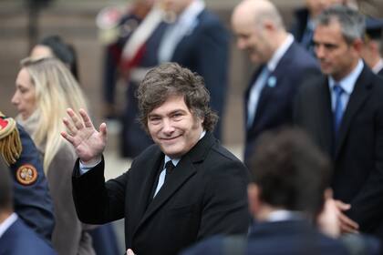 El presidente Javier Milei camina desde Casa Rosada hacia la Catedral Metropolitana para el Tedeum del 25 de Mayo