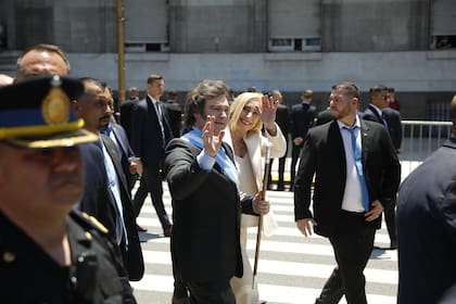 El presidente Javier Milei camina junto a su hermana Karina, llegando a la Casa Rosada