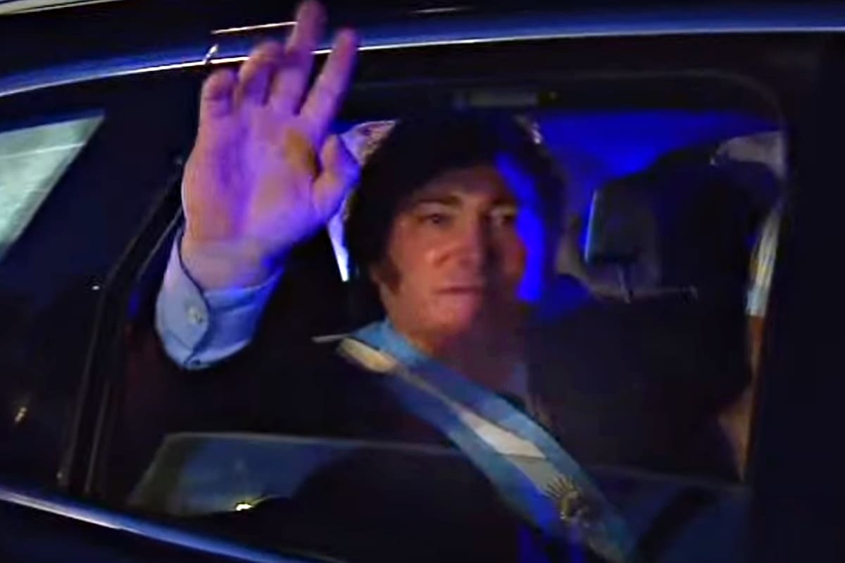 El presidente Javier Milei, camino al Teatro Colón