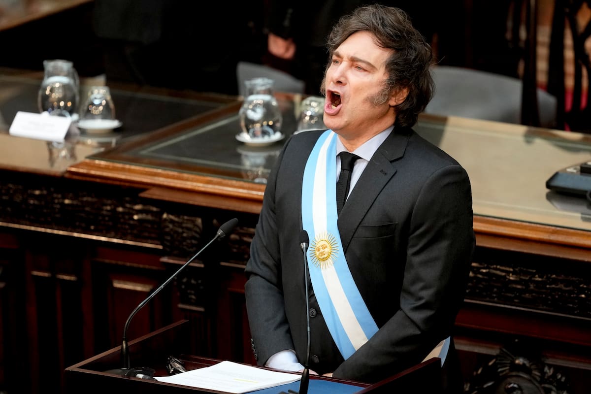 El presidente Javier Milei canta el himno nacional en su comparecencia ante el Congreso para presentar el presupuesto de 2025