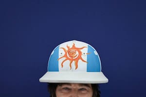 El presidente Javier Milei con el casco de polo durante el Abierto Argentino