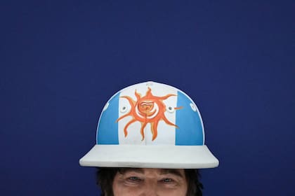 El presidente Javier Milei con el casco de polo durante el Abierto Argentino