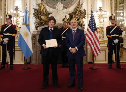 El presidente Javier Milei con el embajador de Estados Unidos, Peter Lamelas