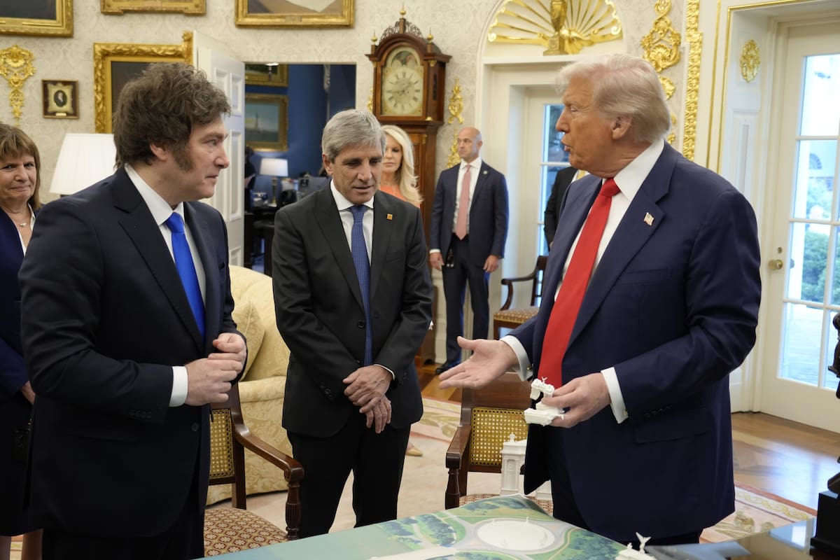 El presidente Javier Milei con el ministro de Economía, Luis Caputo, y el presidente de Estados Unidos, Donald Trump, en la Oficina Oval de la Casa Blanca