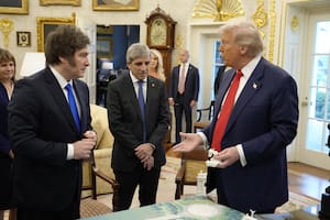 El presidente Javier Milei con el ministro de Economía, Luis Caputo, y el presidente de Estados Unidos, Donald Trump, en la Oficina Oval de la Casa Blanca
