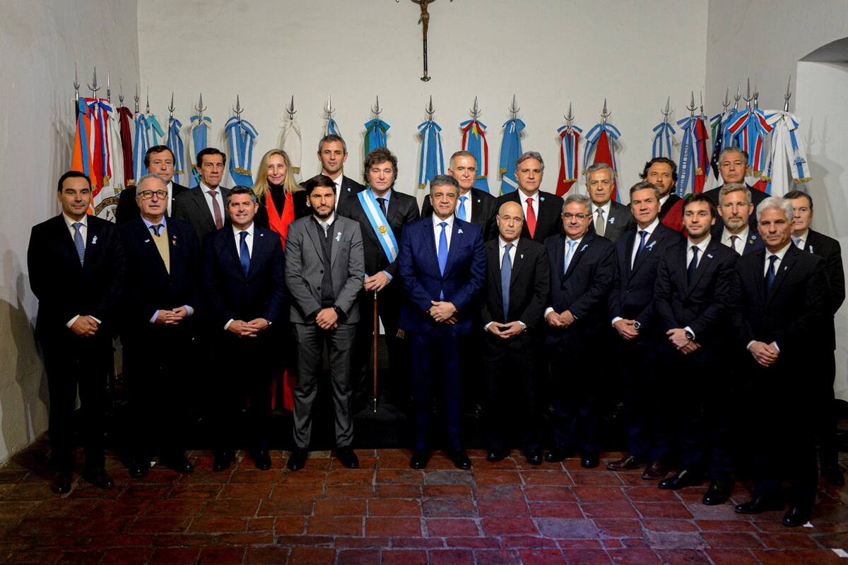El presidente Javier Milei con los gobernadores, en la firma del Pacto de Mayo, en 2024