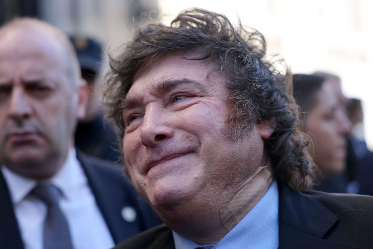 El presidente Javier Milei con una venda en su cuello