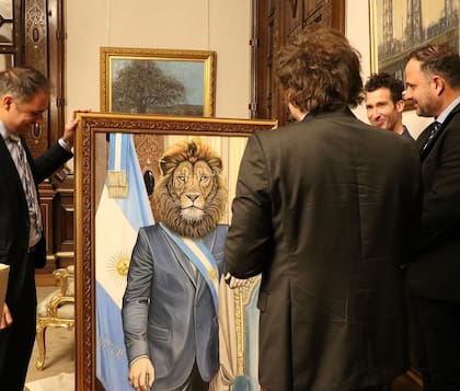 El presidente Javier Milei contempla el cuadro dedicado a él