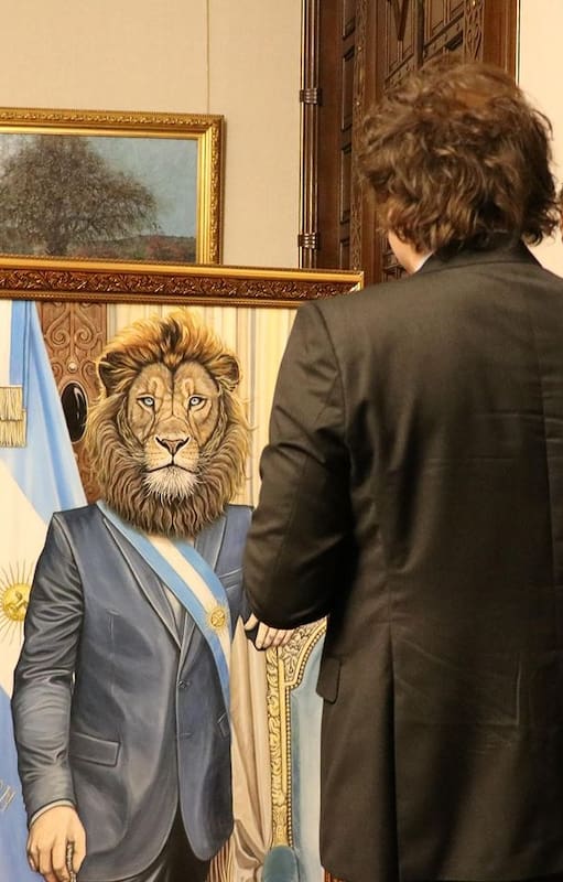 El presidente Javier Milei contempla el cuadro dedicado a él