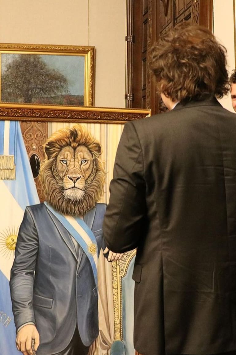 El presidente Javier Milei contempla el cuadro dedicado a él