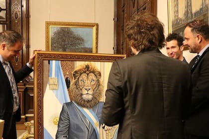 El presidente Javier Milei contempla un cuadro que le dedicaron