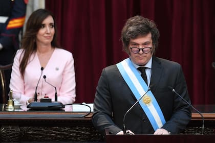 El presidente,  Javier Milei, durante la apertura de las sesiones ordinarias del Congreso de la Nación; detrás, la vicepresidenta, Victoria Villaruel
