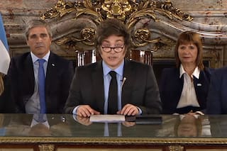 Milei grabó una cadena nacional “sanguinaria”, acompañado por su equipo económico y sus “espadas” políticas