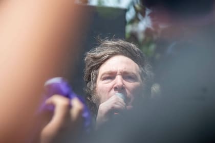 El presidente Javier Milei durante la campaña; desde mañana, tendrá que encarar acuerdos políticos poselectorales