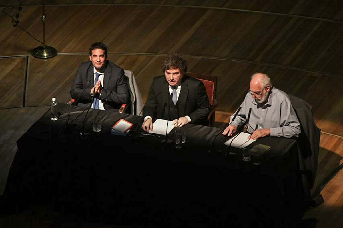 El presidente Javier Milei durante la charla sobre “Keynes y la Teoría General”, en el Palacio Libertad.