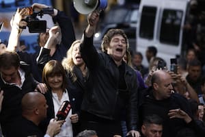 El presidente Javier Milei durante la recorrida en la localidad de Tres de Febrero, la semana pasada