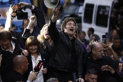 El presidente Javier Milei durante la recorrida en la localidad de Tres de Febrero, la semana pasada