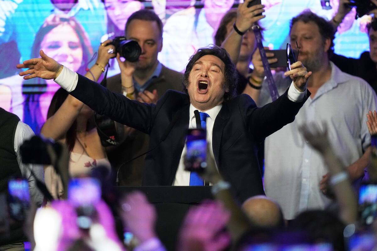 El presidente Javier Milei durante los festejos en el búnker de La Libertad Avanza por los resultados de las elecciones legislativas