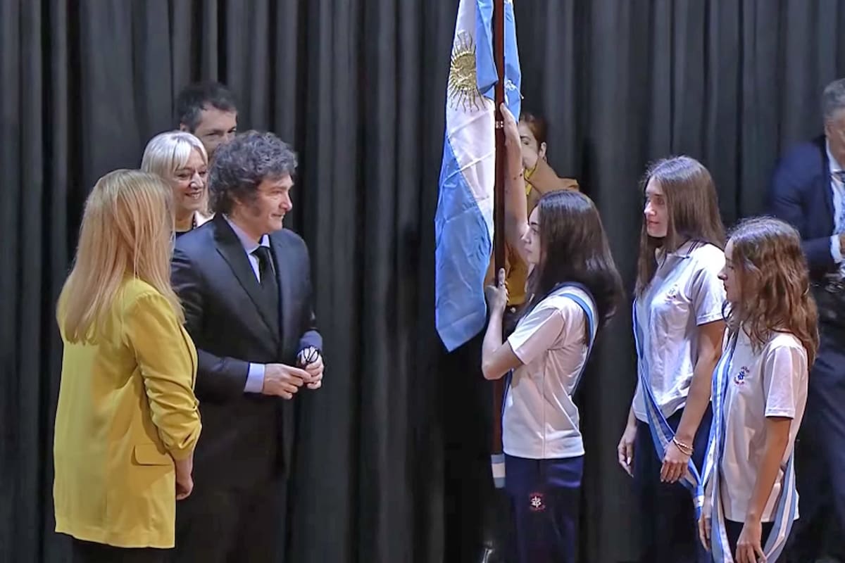 El presidente Javier Milei durante su visita al colegio Cardenal Copello