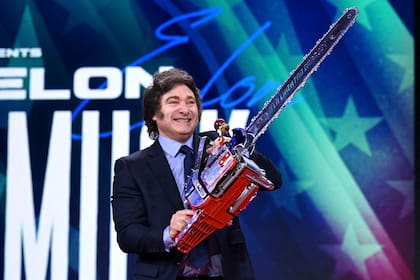 El presidente Javier Milei, el año pasado, en una cumbre de la CPAC, con una motosierra en mano