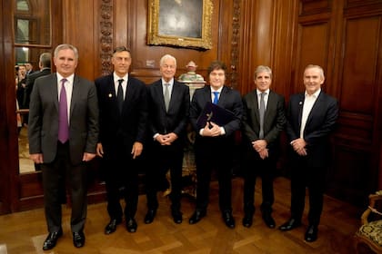 El presidente Javier Milei, el ministro de Economía, Luis Caputo y el secretario de Finanzas, Pablo Quirno se reunieron con los ejecutivos de JP Morgan Jamie Dimon, Facundo Gómez Minujín y Alfonso Aguirre