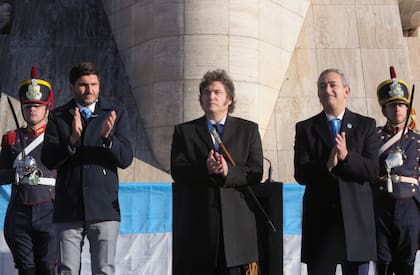 El presidente Javier Milei en el acto del Día de la Bandera en Rosario, pero en 2024, junto a Pullaro y Javkin