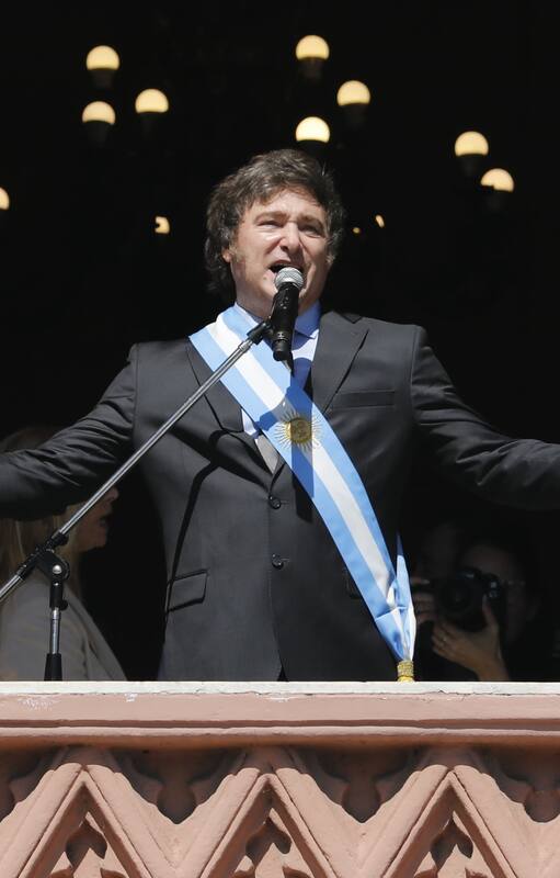 El presidente Javier Milei, en el balcón de la Casa Rosada
