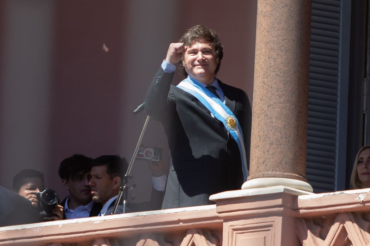 El presidente Javier Milei en el balcón de la Casa Rosada