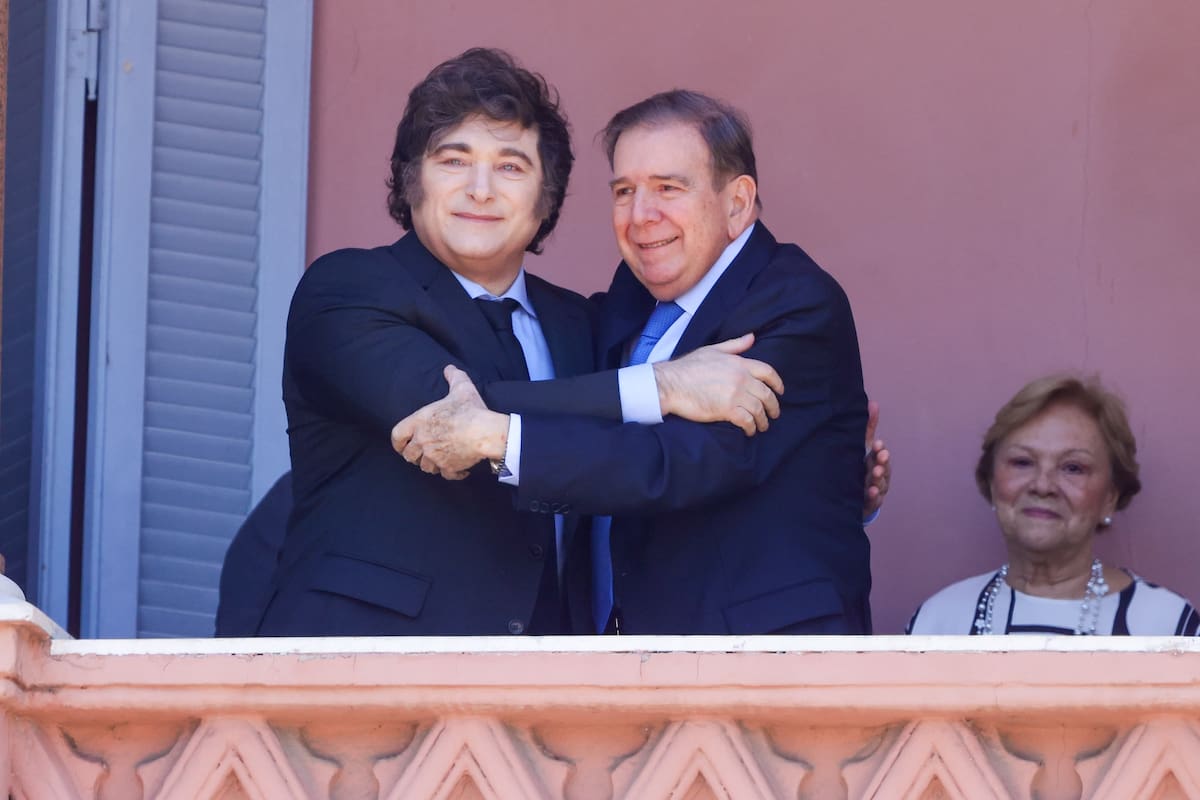 El presidente Javier Milei en el balcón de la Casa Rosada, cuando recibió al dirigente opositor venezolano Edmundo González Urrutia