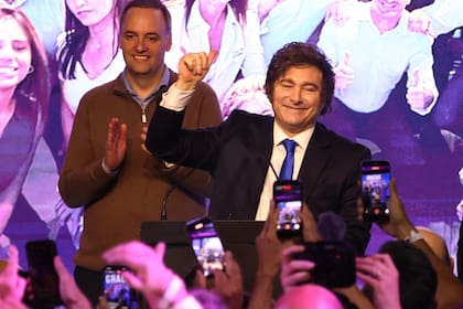 El presidente Javier Milei, en el búnker de La Libertad Avanza, junto al vocero Manuel Adorni.