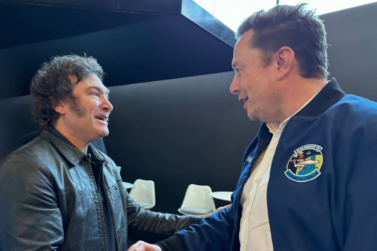 El presidente Javier Milei en el encuentro con Elon Musk en la planta Tesla de Texas